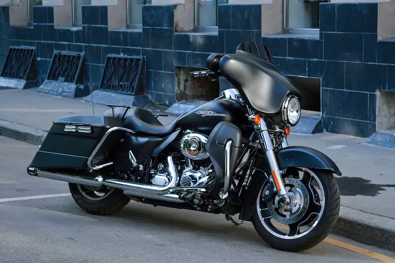 black harley davidson cruiser